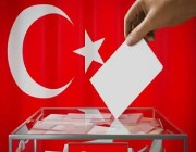 أطول رجل في العالم يدلي بصوته في الانتخابات التركية