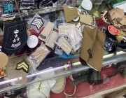 اللجنة الأمنية في إمارة الرياض تضبط رتبًا عسكرية وشعارات مخالفة في عددٍ من محال بيع وخياطة الملابس العسكرية
