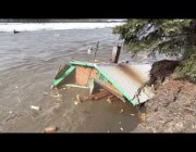 انهيار كوخ قديم وانجرافه في النهر بألاسكا