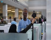 جوازات مطار الملك عبدالعزيز الدولي بجدة تستقبل رحلة ضيوف الرحمن من جمهورية نيجيريا