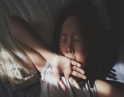 خطأ شائع يرتكبه كثيرون قبل النوم بساعة قد يكون سبب استيقاظهم لساعات متأخرة من الليل