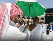رئاسة شؤون الحرمين توزع 5 آلاف مظلة على قاصدي المسجد الحرام