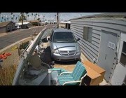 رياح قوية تقتلع سقف مرآب منزل في أريزونا
