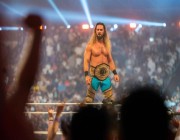 سيث رولينز يرفع حزام العالم للوزن الثقيل في WWE ليلة الأبطال