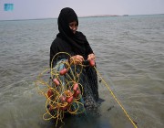 صيد الأسماك في جزيرة “قماح” مهنة يشترك فيها الرجال والنساء