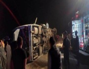 مصرع 14 وإصابة 27 بتصادم حافلة وشاحنة في مصر