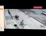 نجاة طفل سقط من الطابق الثاني لمبنى في الهند