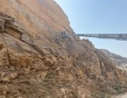 مدني نجران ينقذ شخصاً احتجز في منحدر جبلي