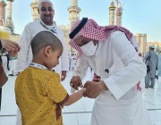 "شؤون الحرمين" توزع أساور معصم اليد للزائر الصغير في المسجد الحرام