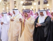 أمير الرياض يؤدي الصلاة على “العنود بنت سعود”