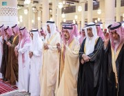 أمير الرياض يؤدي صلاة الميت على الأميرة العنود بنت سعود بن ثنيان