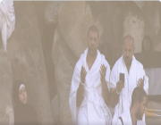 بالفيديو.. ضيوف الرحمن يتضرعون بالدعاء من فوق جبل الرحمة