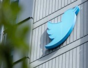 “تويتر” تسقط علامتين من حسابات مؤسسات إعلامية حكومية