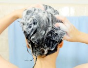 طبيب يكشف عن العدد الأمثل لغسل الشعر في الأسبوع لمنع تساقطه