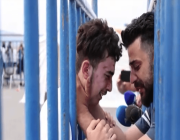 لحظات مؤثرة لعناق حار بين شاب سوري وشقيقه بعد نجاته من غرق مركب المهاجرين قبالة السواحل اليونانية