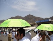 وزارة الشؤون الإسلامية تواصل توزيع آلاف المظلات على الحجاج في صعيد عرفات