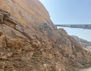 ‏مدني ⁧‫نجران‬⁩ ينقذ شخصًا احتجز في منحدر جبلي