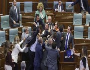 "مصارعة" في برلمان كوسوفو
