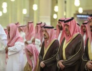 أمير الرياض يؤدي الصلاة على الأميرة “موضي”