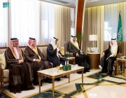 أمير المنطقة الشرقية يستقبل أعضاء نادي الخليج الرياضي