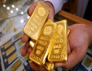 الذهب يواصل التحليق مدعومًا بتراجع الدولار