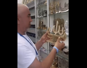 بالفيديو.. الحجاج يتسابقون على شراء الهدايا من أسواق مكة المكرمة قبل مغادرتهم