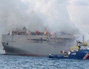 النيران تلتهم سفينة شحن تحمل 3 آلاف سيارة بهولندا
