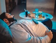 طبيب: النوم المباشر بعد تناول الطعام يتسبب في مشكلات السمنة