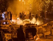 فرنسا.. محتجون يقتحمون منزل رئيس بلدية ويضرمون النار فيه