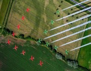 فريقا الصقور السعودية والسهام الحمراء البريطاني ينفذان طيرانًا مشتركًا فوق معالم «لينكون»