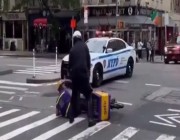 فيديو.. شرطي أمريكي يعتدى على عامل توصيل طلبات خلال مرور موكب "بايدن"