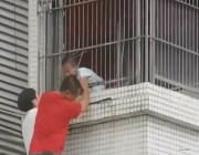 فيديو يحبس الأنفاس لإنقاذ طفل عالق في شقة تحترق