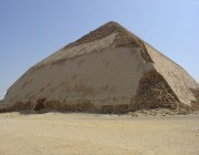 ما حقيقة تساقط أحجار الهرم المنحني في مصر؟