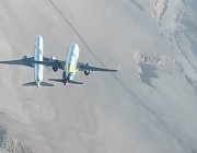 مرور طائرتي الخطوط السعودية وفلاي ناس فوق الرياض وجبال طويق (فيديو)