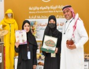 "نحّالة" سعودية تلفت الأنظار بمهرجان العسل