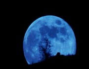 القمر الأزرق.. مشهد نادر مرتقب خلال ساعات