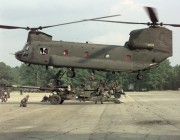 خاضت عدة حروب ومؤهلة لعمليات نقل الجنود والمعدات العسكرية وعمليات الإجلاء.. هي مروحية CH-47 CHINOOK.. تعرف عليها