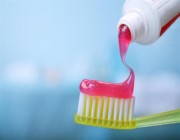خبراء ينصحون بترطيب فرشاة الأسنان قبل استعمالها