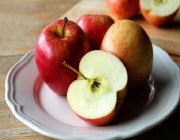 خبير تغذية يفنّد فوائد التفاح ومضاره