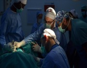 فريق طبي سعودي ينهي معاناة طفل من خلع متكرر بالركبة في نجران