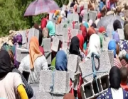 مغربيات يحملن الطوب على ظهورهن من أجل بناء مسجد
