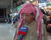 منذ 55 عاما وهو يقلب الساعات بين كفيّه.. تعرف على قصة أقدم بائع ساعات في الرياض