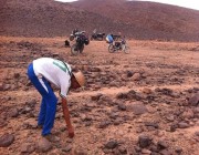مهنة الحظ والمغامرة والبحث عن الثراء.. ماذا تعرف عن مهنة صيد النيازك في صحراء المغرب؟