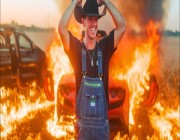 يوتيوبر أمريكي يشعل النار في سيارته “الفيراري” لاختبار قوة تحملها