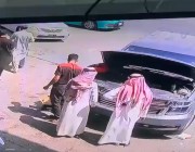 بالفيديو .. لحظة سرقة سيارة أثناء تصليحها من امام مالكها❗️