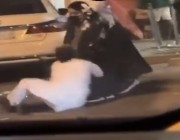 بالفيديو .. فتاة تعتدي على شاب بضربه و تتسبب بإغمائه في إحتفالات اليوم الوطني