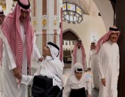 الأمير سلطان بن سلمان يستقبل المؤثر السعودي ويتكفل بعمرة له