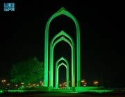 مباني ” تبوك ” ومعالمها تزدان باللون الأخضر احتفالاً بيوم الوطن الثالث والتسعين