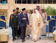 رئيس وزراء ماليزيا يصل الرياض وفي مقدمة مستقبليه نائب أمير المنطقة