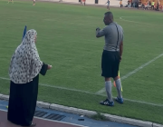 شاهد.. مسنة فلسطينية تقتحم الملعب وتحتج على قرارات الحكم المساعد في دوري غزة لكرة القدم